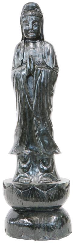 Een nifriet sculptuur in de vorm van een Guan-Yin. China, tweede helft 20e eeuw.