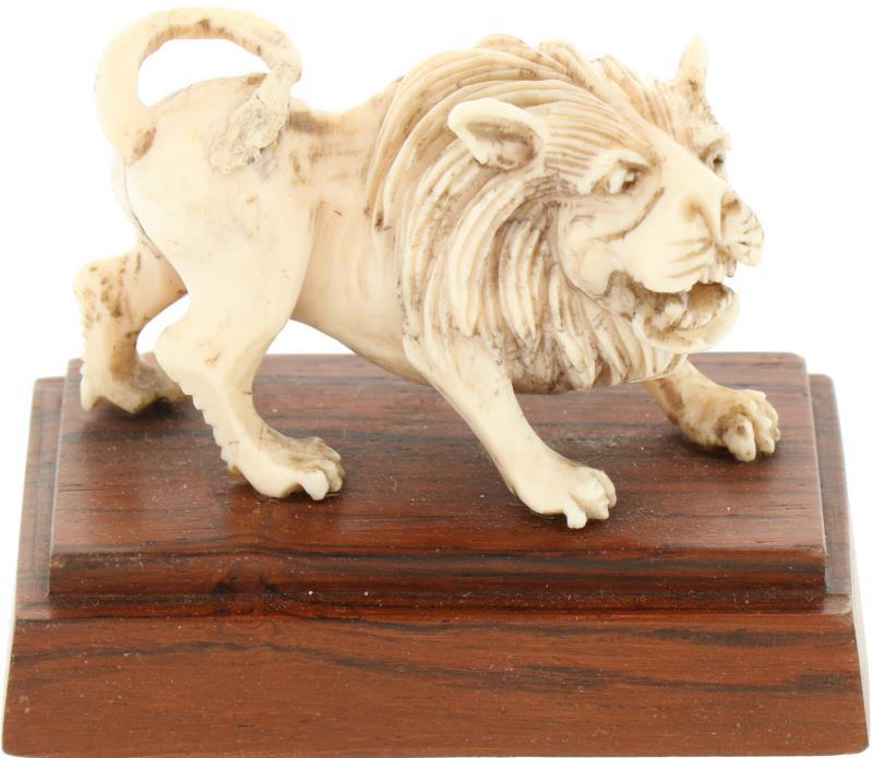 Een ivoren sculptuur in de vorm van een leeuw. China eind 19e eeuw. 
