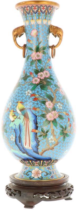 Een cloisonné vaas met decor van vogels. Op houten voet.