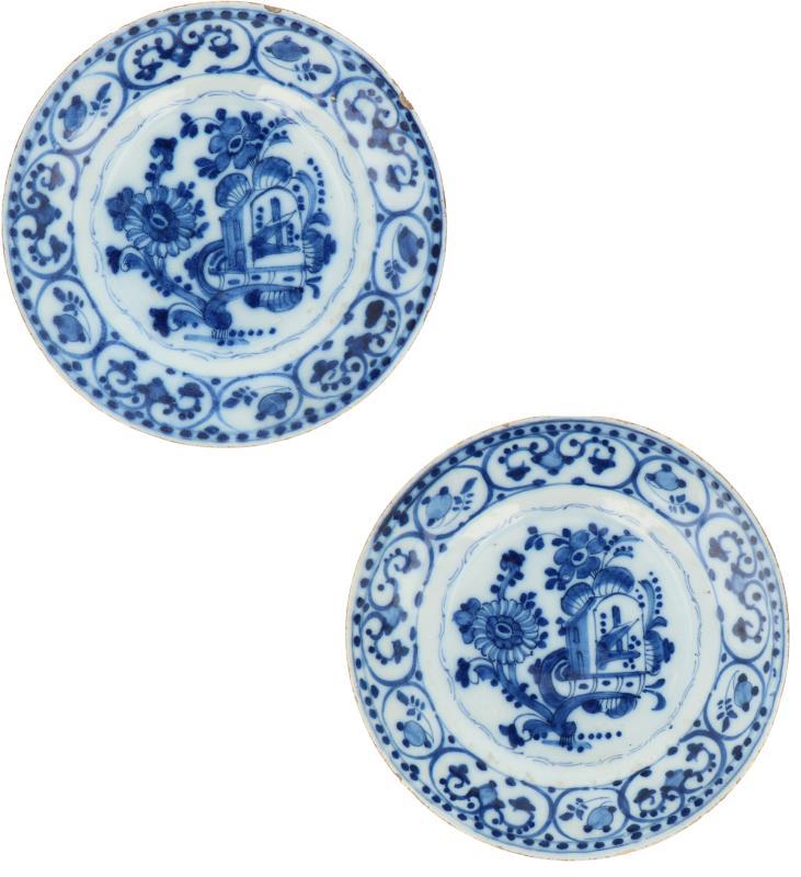 Een set van twee aardewerk borden met landschapsdecor. Delft, 18e eeuw.