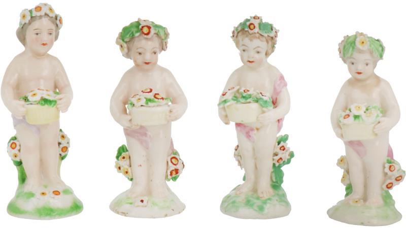 Een set van vier porseleinen Putti gedecoreerd met bloemen. 19e eeuw.