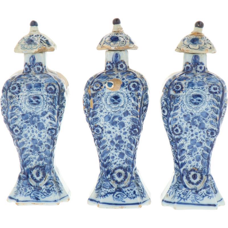 Een set van drie aardewerk kastvazen. Delft, 18e eeuw.