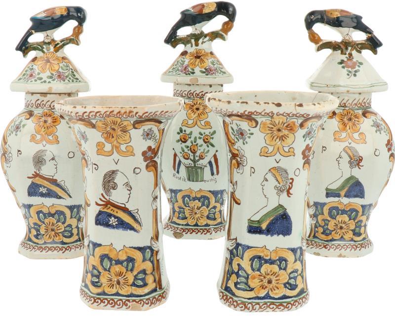 Een vijf delig kaststel met polychroom Prins Van Oranje decor, gemerkt De Porceleyne Claeuw. Delft, 18e eeuw.
