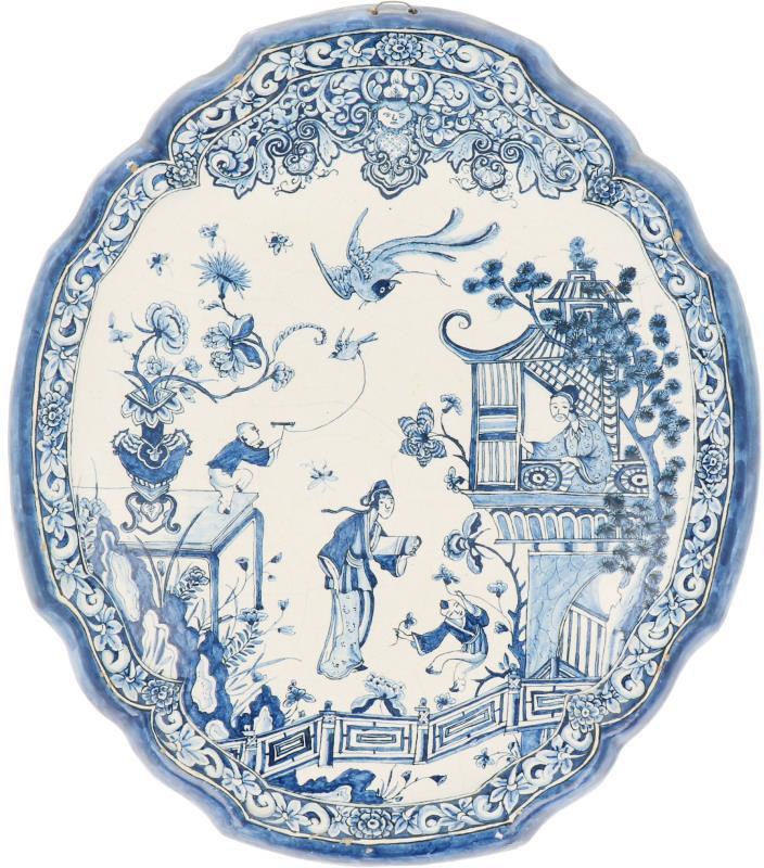 Een Delftse plaquette met Chinees decor. Delft, 18e eeuw.