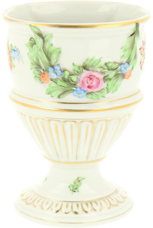 Een porseleinen vaas gedecoreerd met bloemen, gemerkt Herend. Hongarije, eind 20e eeuw.