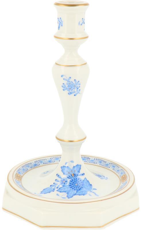 Een porseleinen kandelaar met apponyi blue decor, gemerkt Herend. Hongarije eind 20e eeuw.