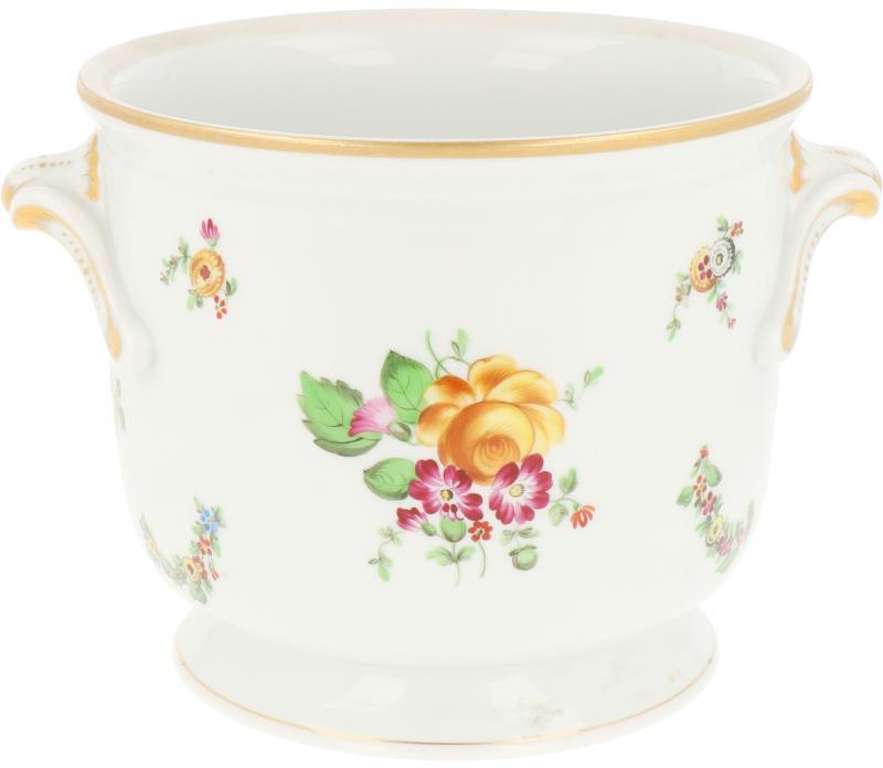 Een porseleinen cache-pot met bloemen decor, gemerkt Herend. Hongarije, eind 20e eeuw.