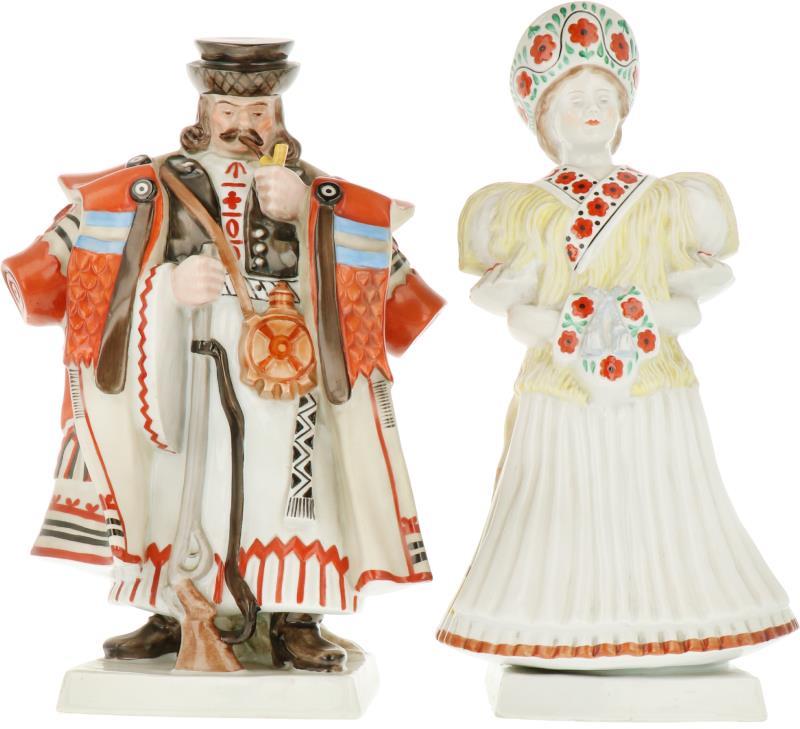 Een porseleinen stel van een dame en heer in Hongaarse klederdracht, gemerkt Herend. Hongarije, 1e helft 20e eeuw.