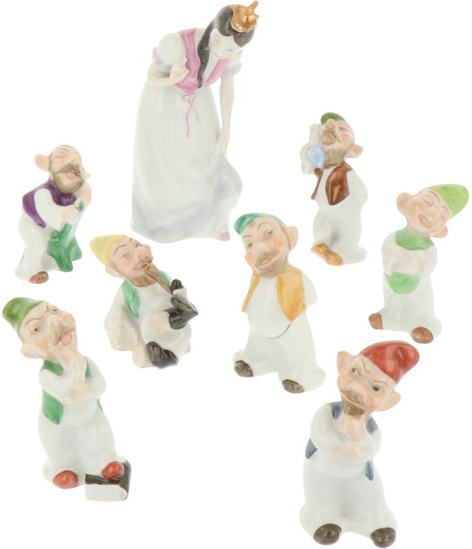 Een set van 8 handbeschilderde Herend, Hongarije figuurtjes voorstellende Sneeuwwitje en de 7 Dwergen. 