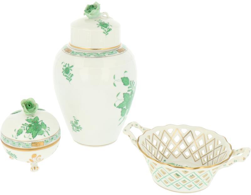 Een lot porseleinen objecten w.o. een dekselvaas en mand met Apponyi Green decor, gemerkt Herend. Hongarije, 2e helft 20e eeuw.