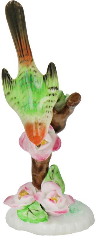 Een porseleinen beeldje voorstellend een vogel en bloemen. Herend, Hongarije eind 20e eeuw.