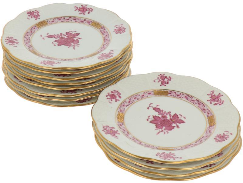 Een set van twaalf porseleinen gebaksbordjes met Apponyi Purple, gemerkt Herend. Hongarije, eind 20e eeuw.