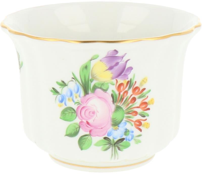 Een porseleinen cachepot met bloemen decor, gemerkt Herend. Hongarije, eind 20e eeuw.