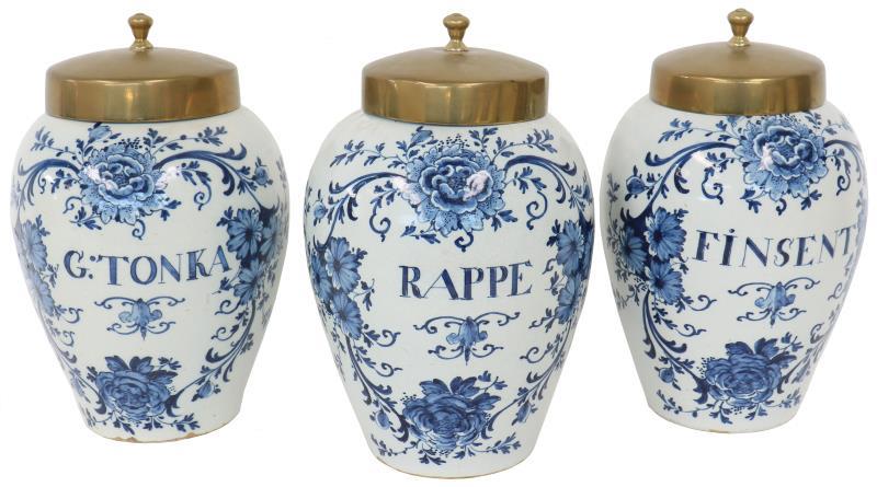Een lot van drie aardewerk voorraadpotten met koperen deksel, gemerkt de Grieksche A (Pieter van Marksveld). Delft, 18e eeuw.