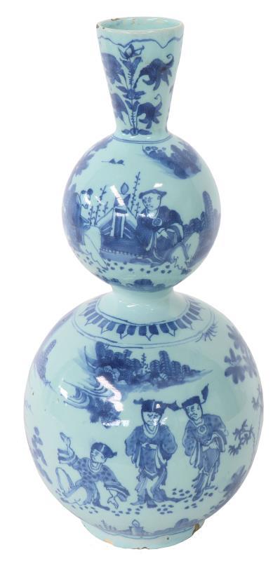 Een aardewerk kalebasvaas met Chinees decor. Delft, 18e eeuw.