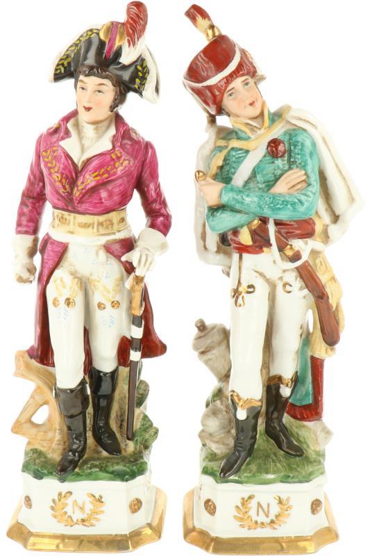 Een lot van twee porseleinen beelden, w.o. een jeugdige Napoleon Bonaparte. Frankrijk, 20e eeuw.
