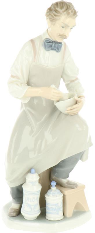 Een porseleinen sculptuur van een apotheker, gemerkt Lladro. Spanje, 20e eeuw.