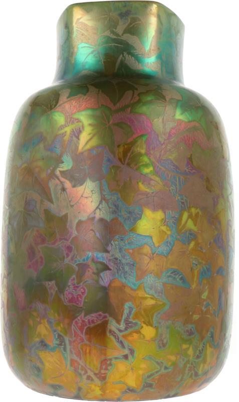 Een aardewerk vaas met lusterglazuur, motieven van bladeren, gesigneerd Clement Massier. Frankrijk, circa 1900.