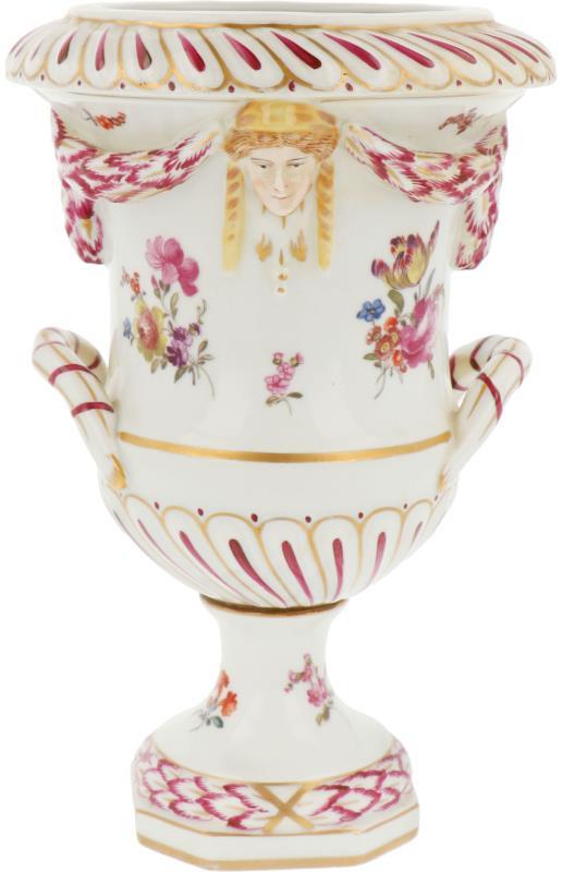 Een porseleinen vaas met floraal decor van o.a. bloemen, gemerkt Höchst. Duitsland, 20e eeuw.