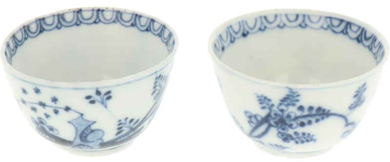 Een set van twee porseleinen cups met blauw bloemen decor, gemerkt Meissen. Duitsland, 20e eeuw.