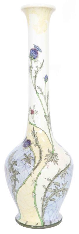 Een platelen distelvaas met floraal decor, gemerkt plateelbakkerij Zuid-Holland. Nederland, 20e eeuw.