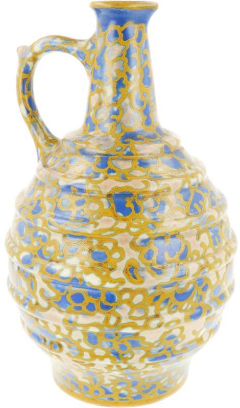 Een platelen schenkkan met floraal decor, gemerkt Rembrandt pottery Holland. Begin 20e eeuw.