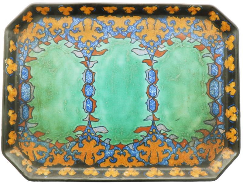 Een platelen dienblad met floraal decor, gemerkt Virginia plateelfabriek Zuid-Holland. 20e eeuw.
