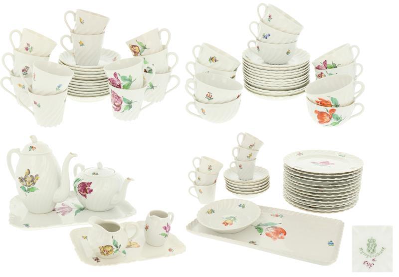 Een 69-delig servies met bloemen decor, gemerkt Nymphenburg. Duitsland, 20e eeuw.