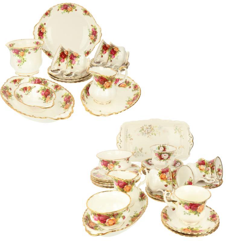Een 26-delig porseleinen servies met Country Rose decor, gemerkt Royal Albert. Engeland, eind 20e eeuw.