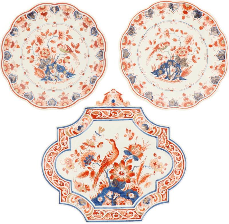 Een set van drie porseleinen wandborden met Imari decor, gemerkt Porceleyne fles. Delft, 19e eeuw.