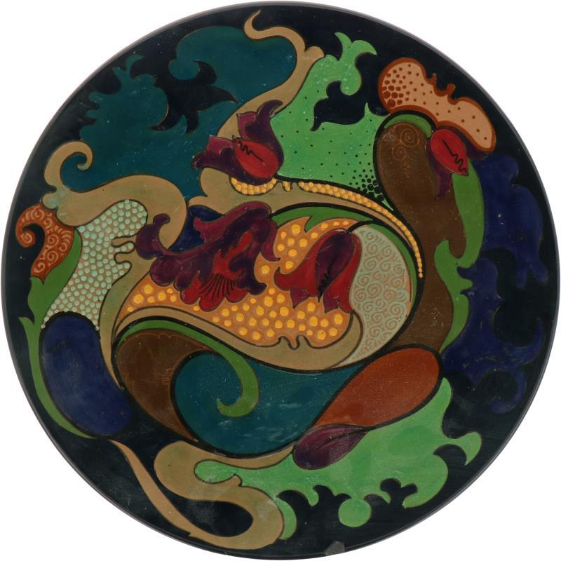 Een Gouda Plateel bord met bloemmotief. Voorzien van Modelnummer: "1167/35" en merktekens.