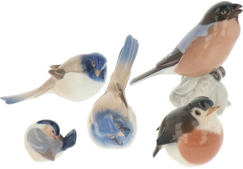 Een kavel van vijf stuks Deens porseleinen vogeltjes w.o. B&G en Royal Copenhagen. 