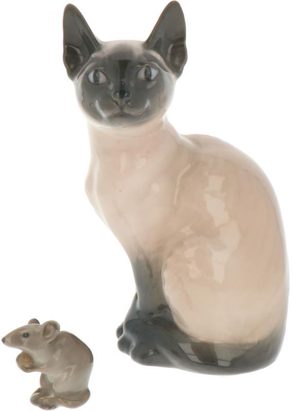 Een porseleinen beeldje van een Siamese kat en een muisje. Beide Royal Copenhagen.
