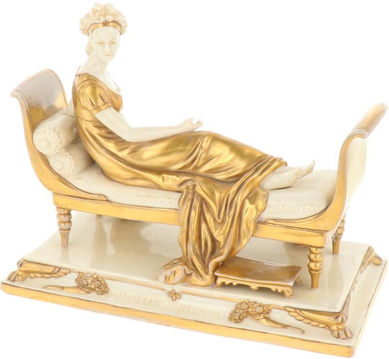 Een Porseleinen figuur getiteld "Madame Recamier", deels verguld porselein. Gemerkt Scheibe-Alsbach. (ca. 1900).