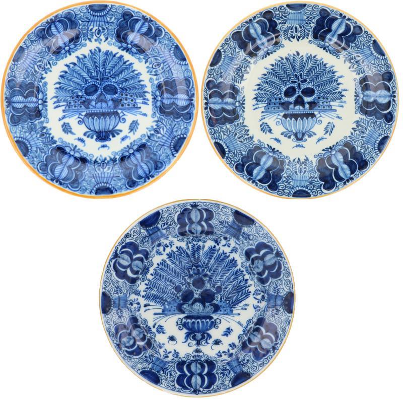 Een lot van drie aardewerk schotels met pauwendecor, gemerkt de Porceleyne Claeuw. Delft 18 & 19e eeuw.