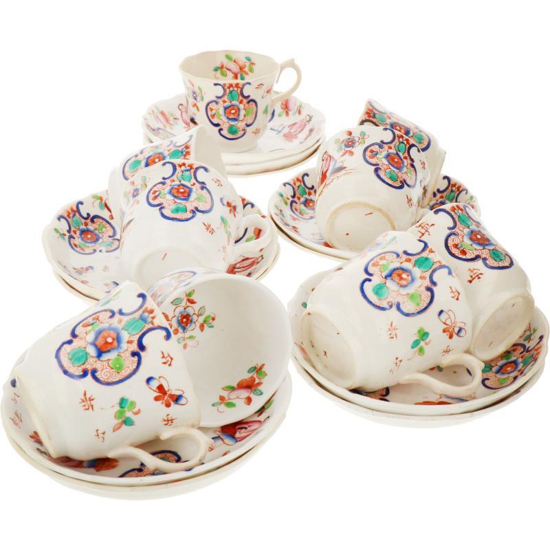 Een Caughley aardewerk servies met Chinees decor.