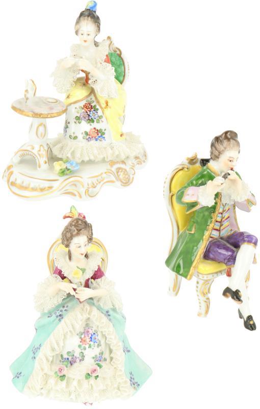 Een lot van drie porseleinen figuren gemerkt Volkstedt. Duistland, 20e eeuw.