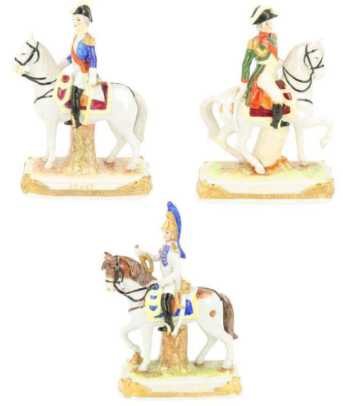 Een lot van drie porselein figuren te paard w.o. Generale Sault, Generale Bessières en en een lid van de Keizerlijke Garde gemerkt Rudolfstadt en Scheibe-Alsbach.