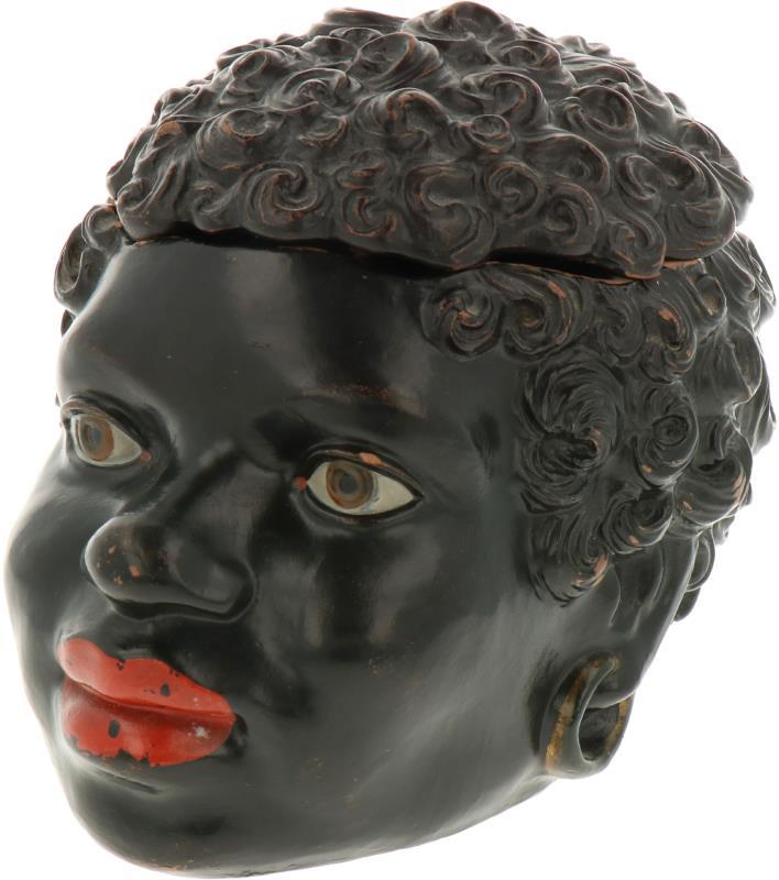 Een terracotta dekselpot in de vorm van een Moriaan.
