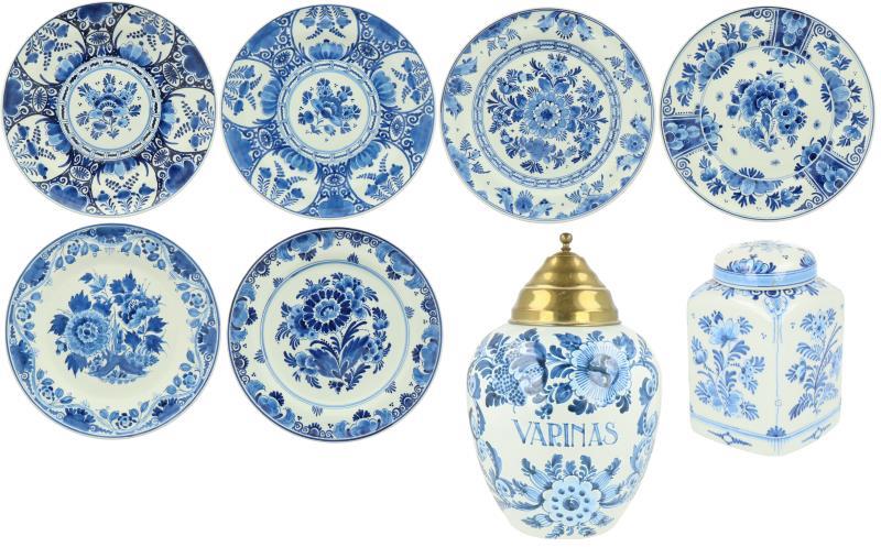 Een lot aardewerk w.o. borden en een voorraadpot gemerkt De Porceleyne Fles. Delft, 20e eeuw.
