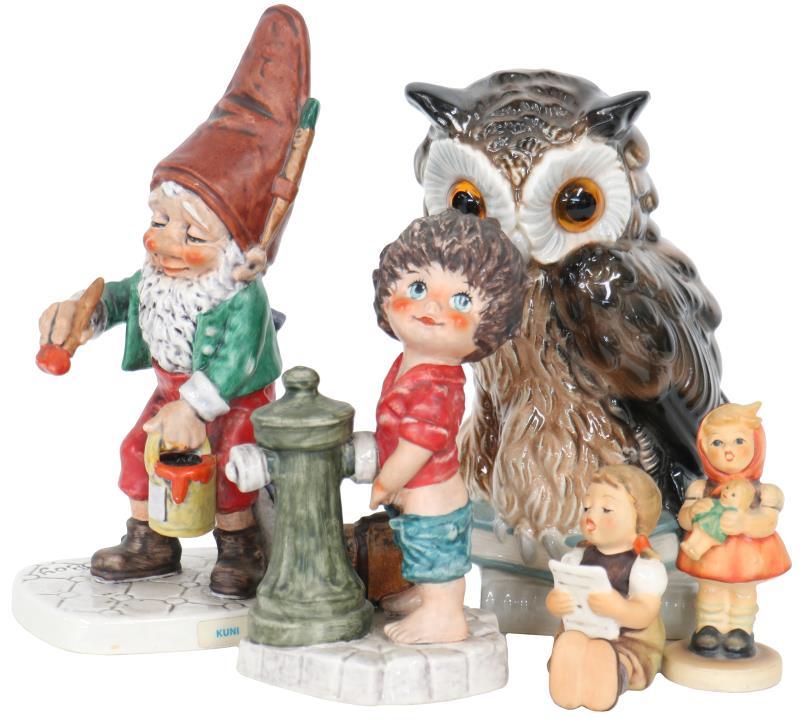 Een kaveltje vier aardewerken Goebel figuurtjes w.o. een uil als nachtlampje en daarbij een kabouter, Well, 1970. 