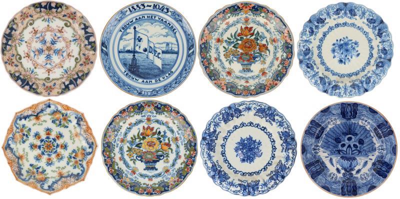 Een lot van acht aardewerk borden. Makkum en Delft, 19e/20e eeuw.