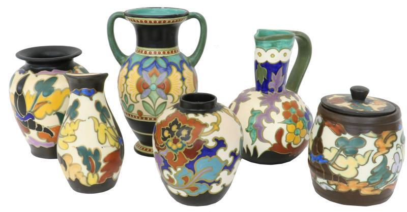 Een lot Hollands plateel met onder andere een tabakspot, urn, balustervaas en kannen. 20e eeuw.