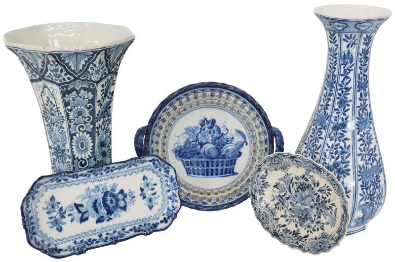Een lot van vijf stuks aardewerk w.o. een mand en vazen. Makkum, 20e eeuw.