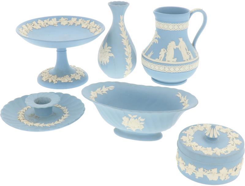 Een kavel van zes stuks Wedgwood Jasperware.
