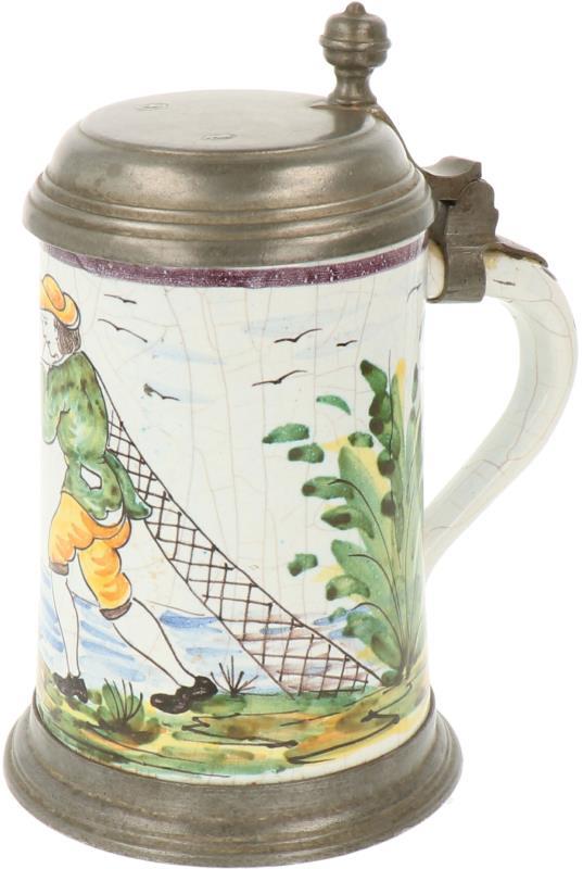 Een aardewerk bierpul met tinnen montuur, decor van een visser. Holland, circa 1800.
