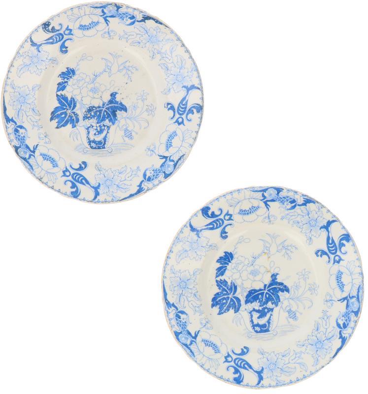 Een set van twee aardewerk borden met bloemdecor, gemerkt Feldspath. Frankrijk, eind 19e eeuw.