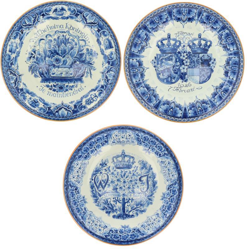 Een lot van drie aardewerk jubileum borden, gemerkt Porceleyne Fles. Delft, 1e helft 20e eeuw.