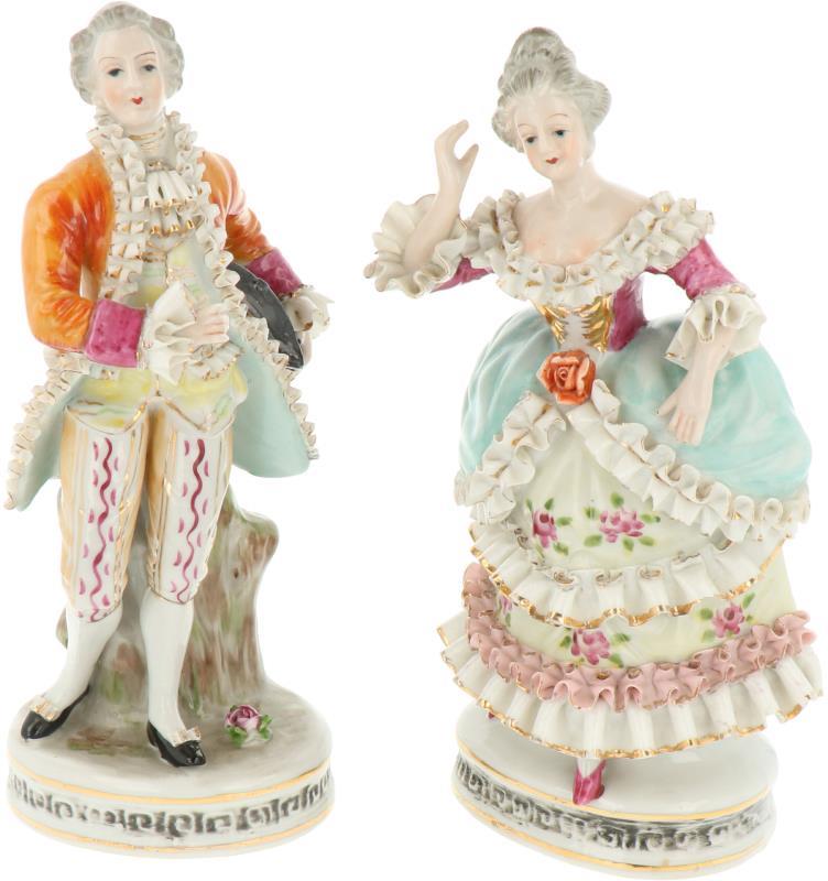Een set van twee porseleinen beelden in de vorm van een feestelijk geklede man en vrouw, gemerkt Herford. Duitsland, 20e eeuw.