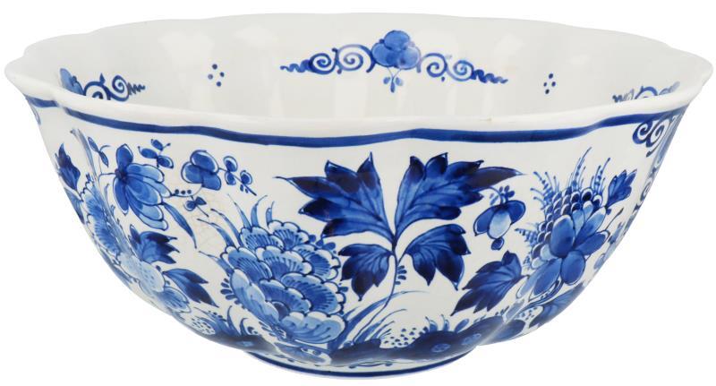 Een aardewerk kom met bloemendecor, gemerkt De Porceleyne Fles. Delft, 1e helft 20e eeuw.